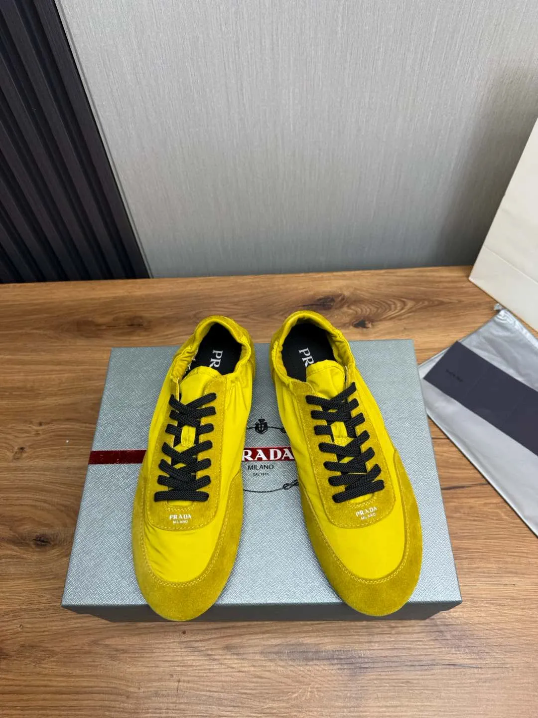 Men's Shoes💰500💰Men's PRADA 2025 Early Spring Collapse New Sports Shoes Moral Training Shoes Collapse's name comes from the fact that it can be easily put on and taken off with bare hands ~ The light and comfortable features create a more relaxed and casual look, and the side elastic design can be worn twice! Super comfortable catwalk sneakers, as thin and light as ballet slippers, as comfortable as sneakers, comfortable and super light on the feet. Fabric: frosted cowhide leather spliced ​​with nylon cloth, cowhide foot pads, men's size 38-45